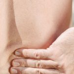 男子手扶后腰疼痛