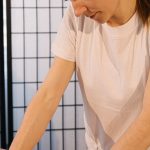 治疗师为客人进行背部肌肉松解按摩