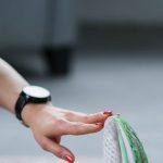 足跟痛日常康复：坐姿足底筋膜拉伸（图片来源：Pexels）